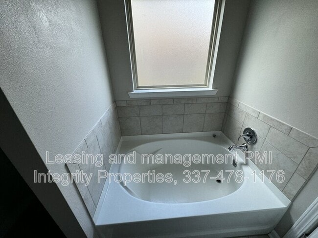 Building Photo - 104 Garden Oaks Ave