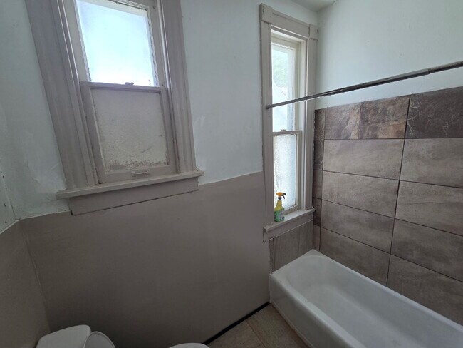 Building Photo - 2 Bedroom, 1 Bath Upper Unit