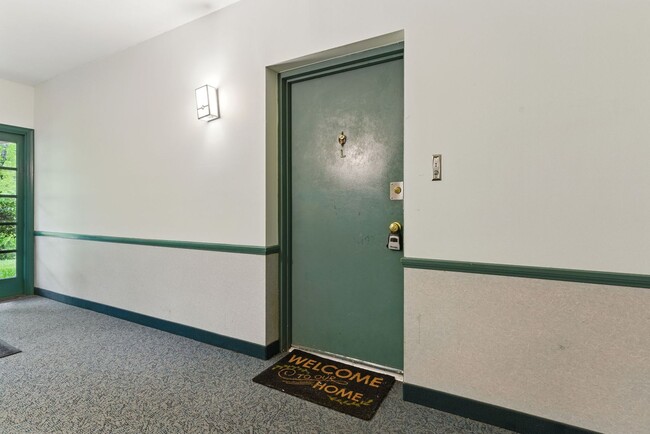 Building Photo - Updated Condo with Community Amenities