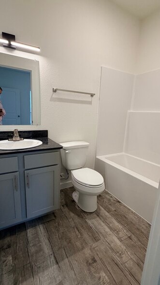 Building Photo - Apex Townhomes