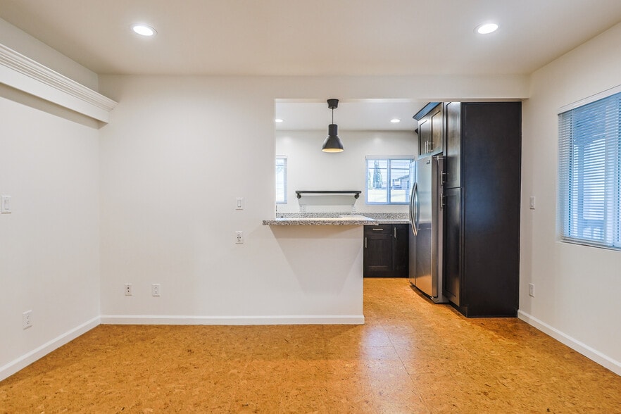 Building Photo - 256 W Tujunga Ave