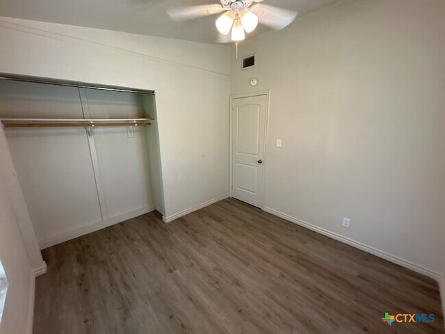 Building Photo - 912 Southside Dr