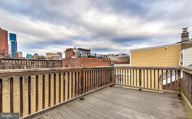 Building Photo - 825 S Charles St