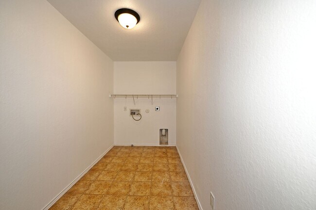 Building Photo - 5 bed | 3 bath | Corner lot | Fully remode...