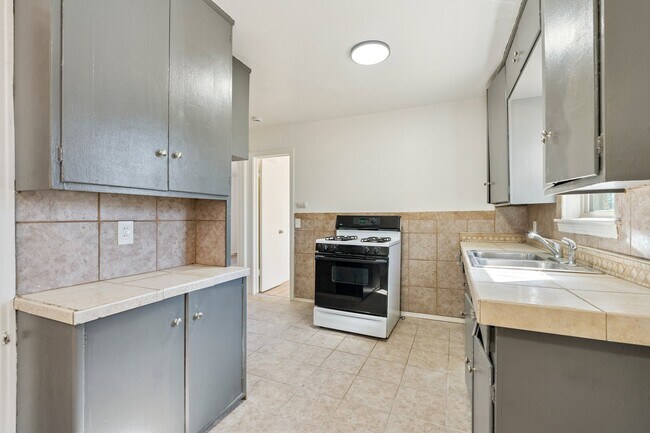 Building Photo - 1412 NE 38th St