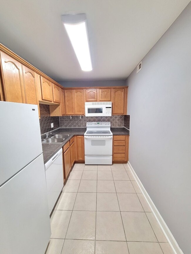 Building Photo - Historic St. Andrews!  Newly Remodeled! 1 bedroom 1 bath condo/1st Floor