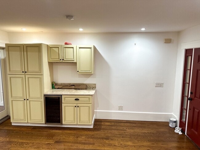 Building Photo - 125 Maple St