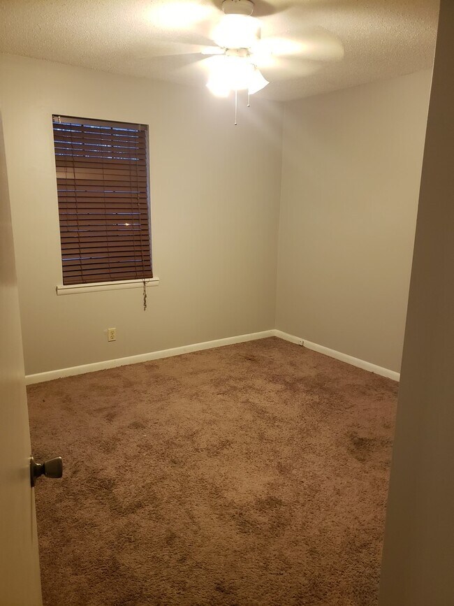 Building Photo - 3 bedroom/2 bath