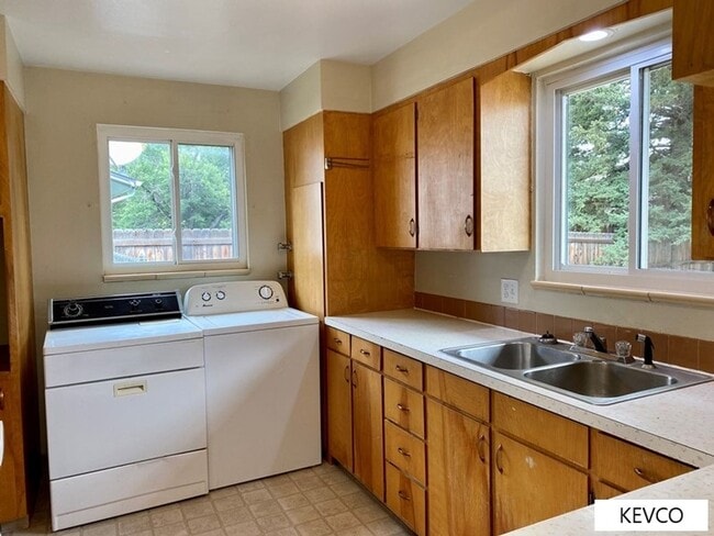 Building Photo - Ranch-Style Home in Campus West