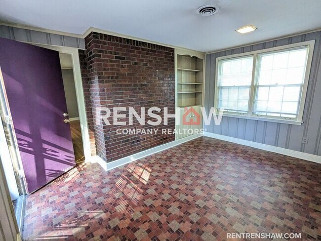 Building Photo - Convenient, 3/2 Home In East Memphis Now A...