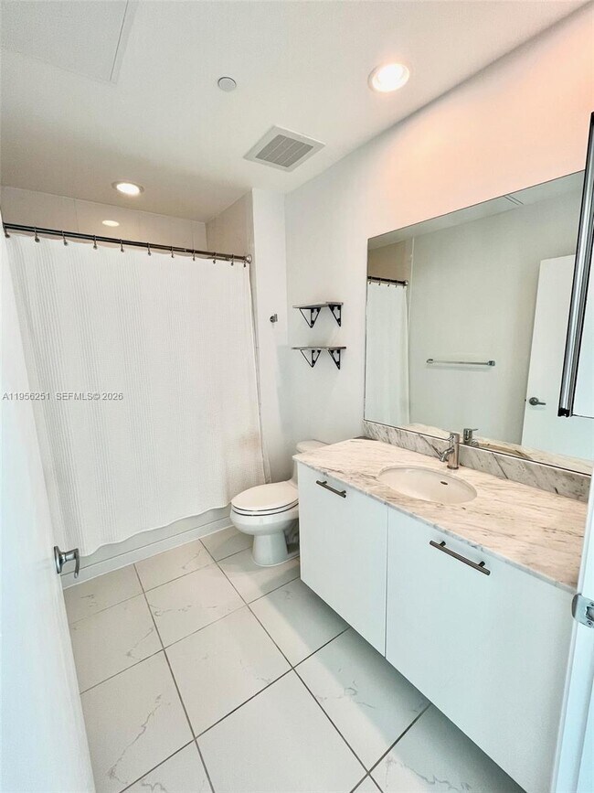 Building Photo - 950 Brickell Bay Dr