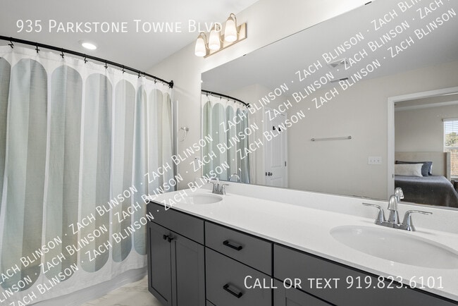 Building Photo - 935 Parkstone Towne Blvd