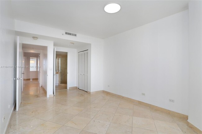 Building Photo - 848 Brickell Key Dr