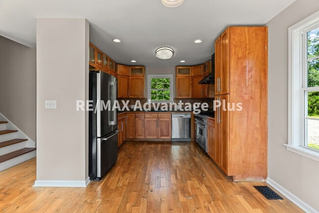 Building Photo - Picturesque 3-Bedroom Home with Cathedral ...