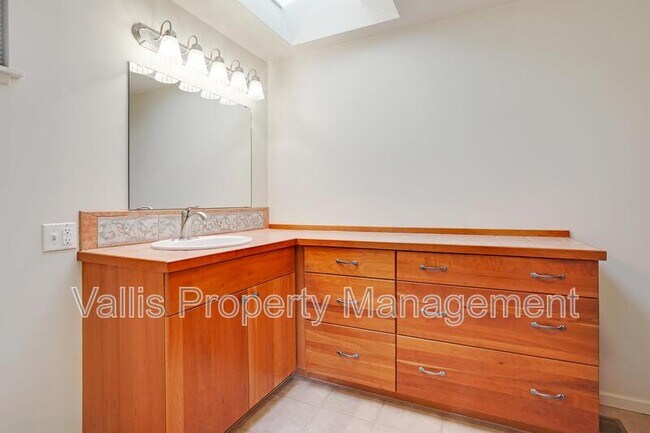 Building Photo - 3385 Camellia Dr S