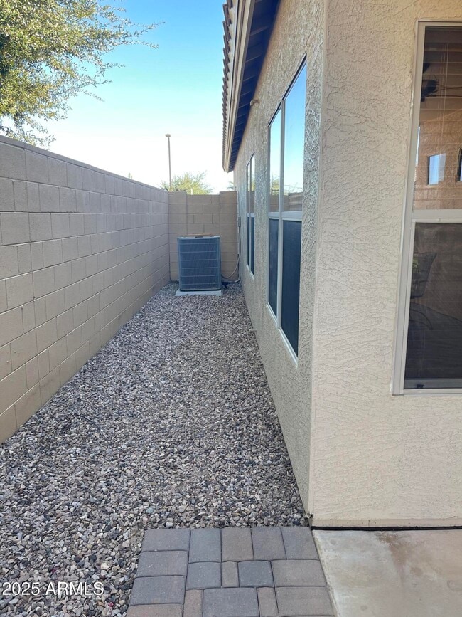 Building Photo - 4 W Saddle Way