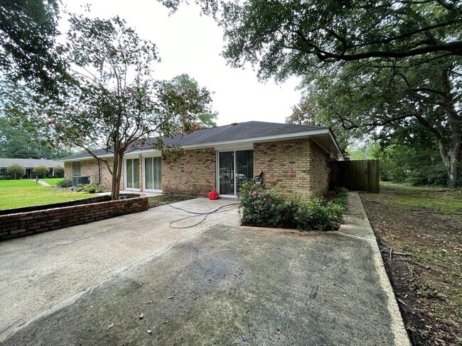 Building Photo - 334 Country Club Blvd