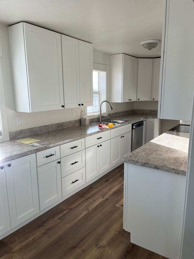 Building Photo - 725 Sand Creek Rd