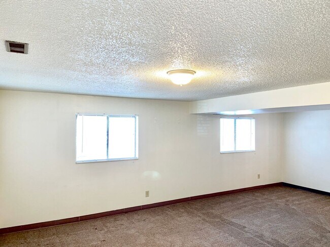 Building Photo - 3 Bedroom Home Right Off the Powers Corrid...