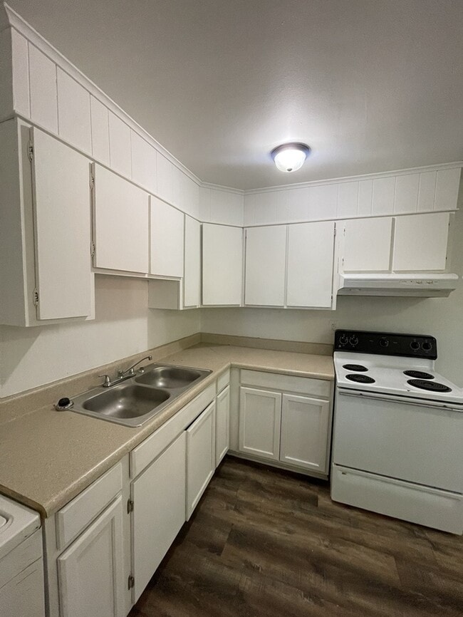 Building Photo - 3 Bedroom 1 Bathroom