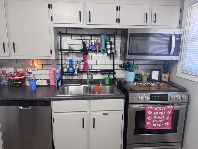 Building Photo - 102 Gracie St