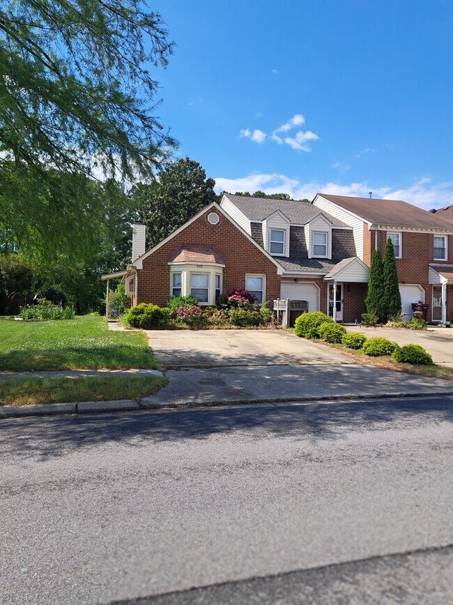 Building Photo - 2 Bedroom 2 Bathroom Townhome located in Great Bridge