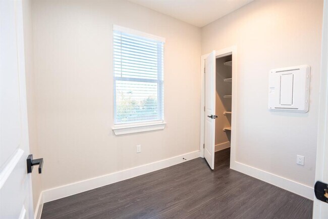 Building Photo - 162 Meadow View Blvd