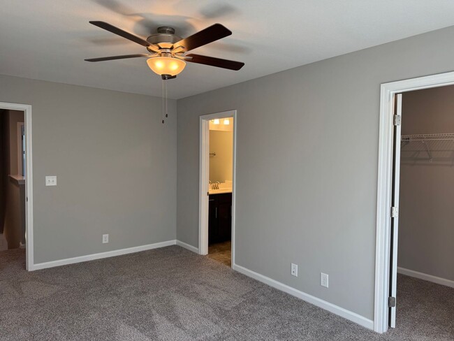 Building Photo - Luxury Living at its best! 2 Bed 2 1/2 Bath Townhome near Downtown!