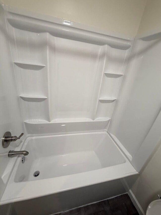 Building Photo - Move in ready 3 Bd 2BA home in upper NE Bakersfield