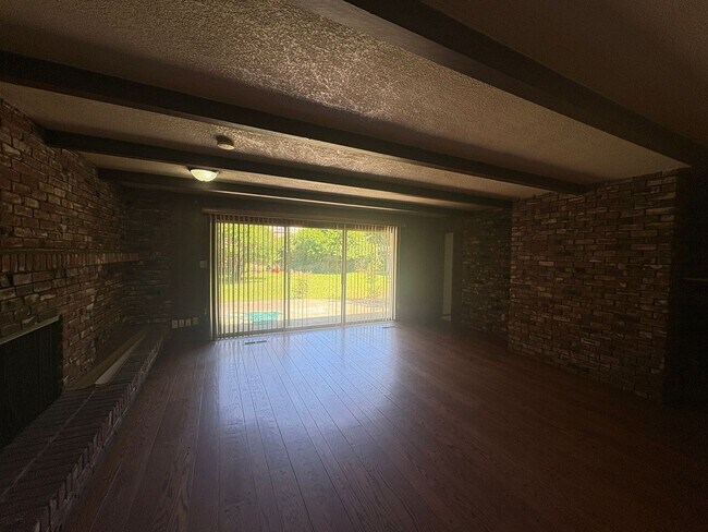 Building Photo - IMMEDIATE MOVE IN! Charming Vintage Sacramento 3 Bed / 1.5 Bath Home with Large Private Yard