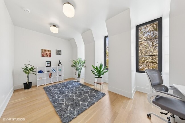 Building Photo - 1844 N Maud Ave