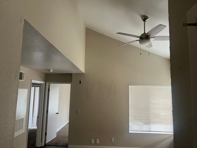 Building Photo - 2 Bedroom 1 Bath In Central Las Vegas