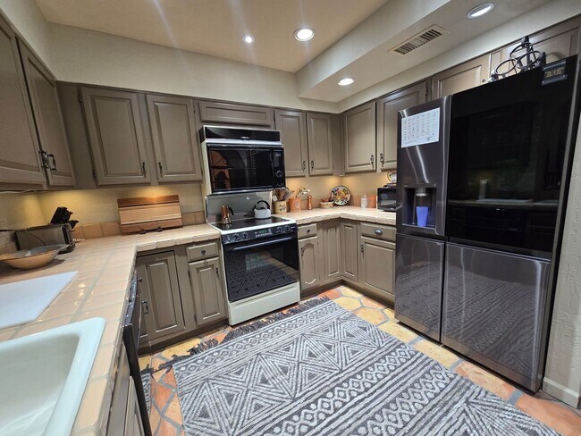 Building Photo - Furnished, 6-12 month rental