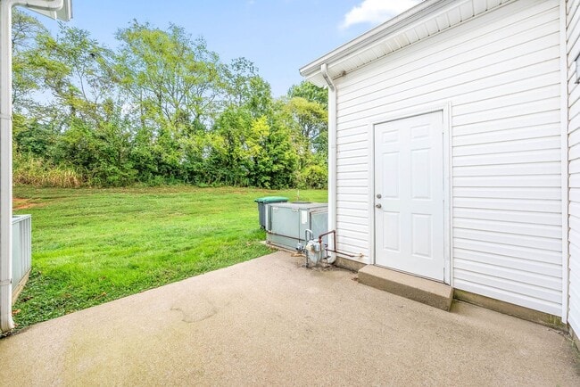 Building Photo - 2 Bedroom Condo For Rent With Community Swimming Pool!