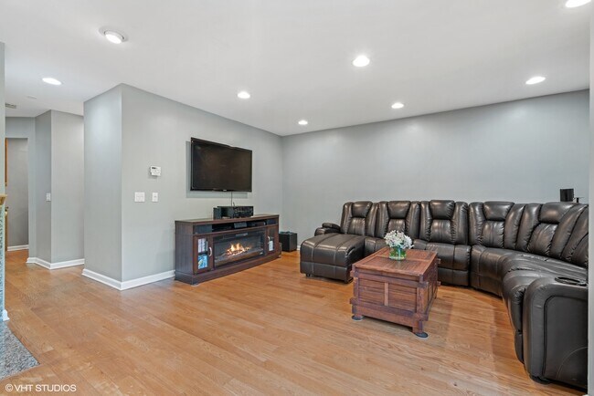 Building Photo - 1330 N La Salle Dr