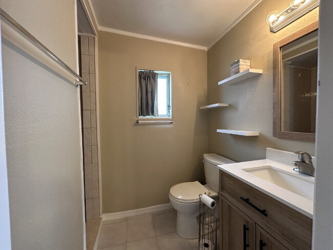 Building Photo - "Charming 3-Bed, 2-Bath in North Port!"