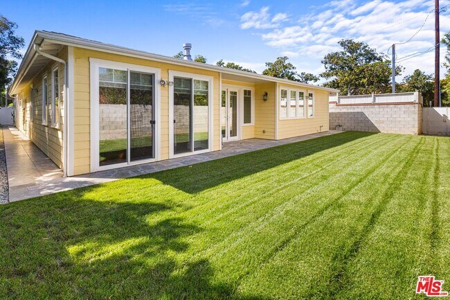 Building Photo - 209 25th St