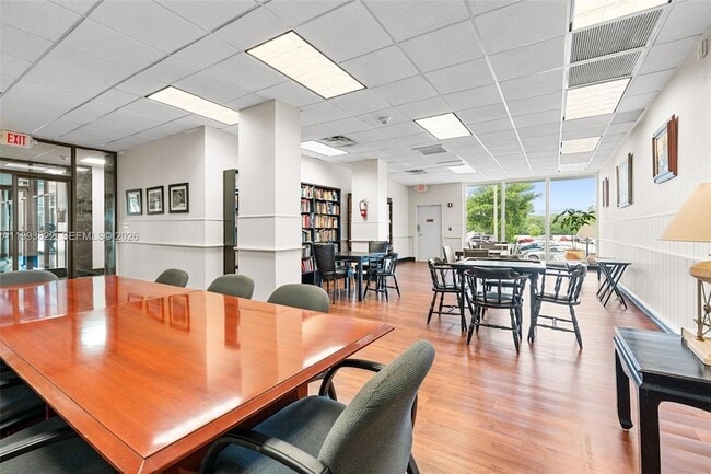 Building Photo - 500 Bayview Dr