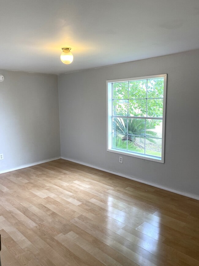 Building Photo - 5907 Cromwell Dr