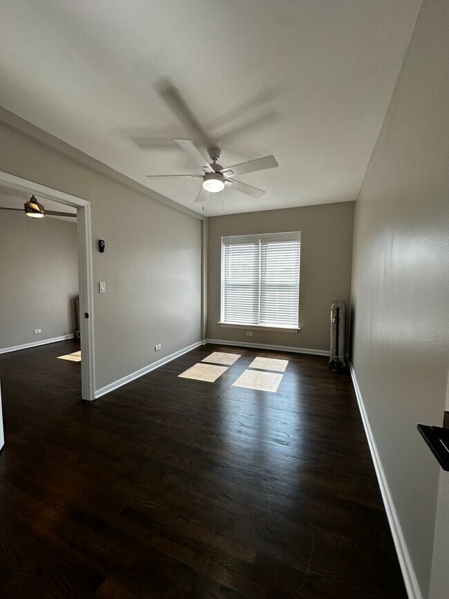 Building Photo - Beautiful Updated 1 bed in Logan Square Ne...