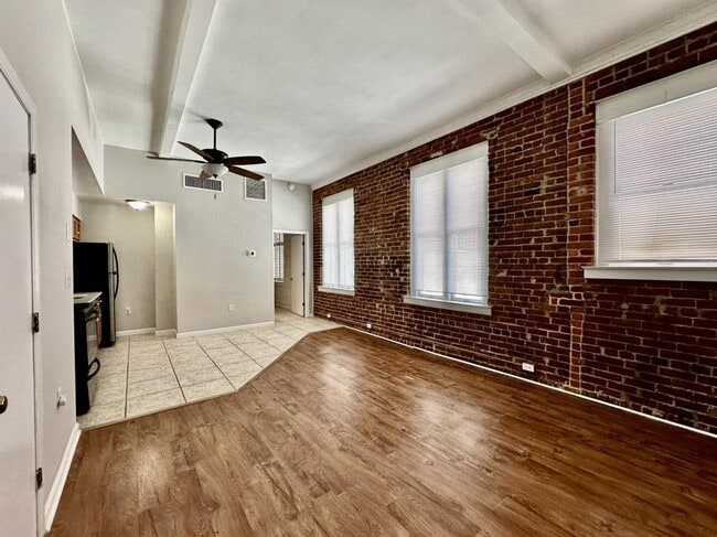 Building Photo - 229 N Poplar St