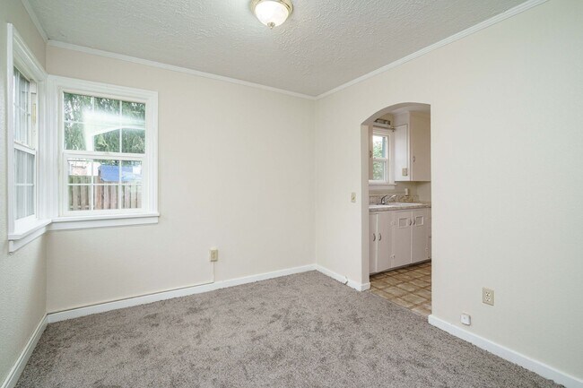 Building Photo - 1 Bedroom 1 Bath with Detached Garage