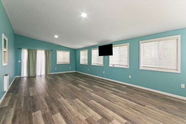 Building Photo - In Town Near The Bike Path