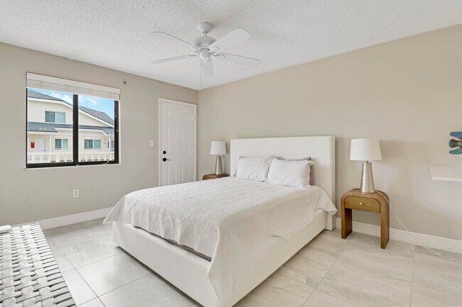 Building Photo - 360 Bella Vista Ct N
