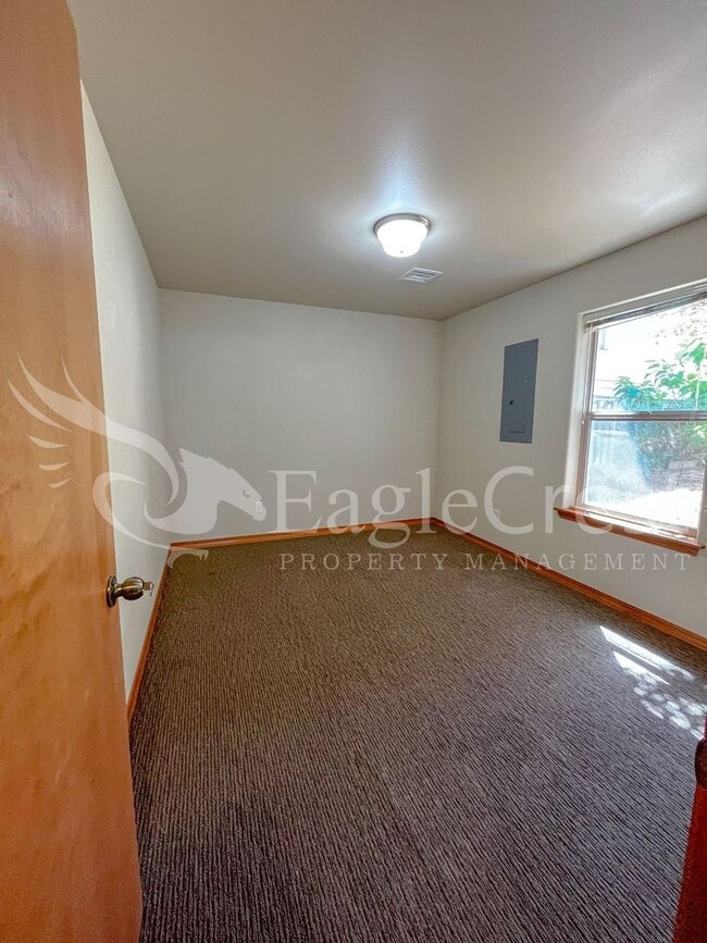 Building Photo - Large 6-Bedroom Whitman Neighborhood House; *Half Off 2nd Month Rent*