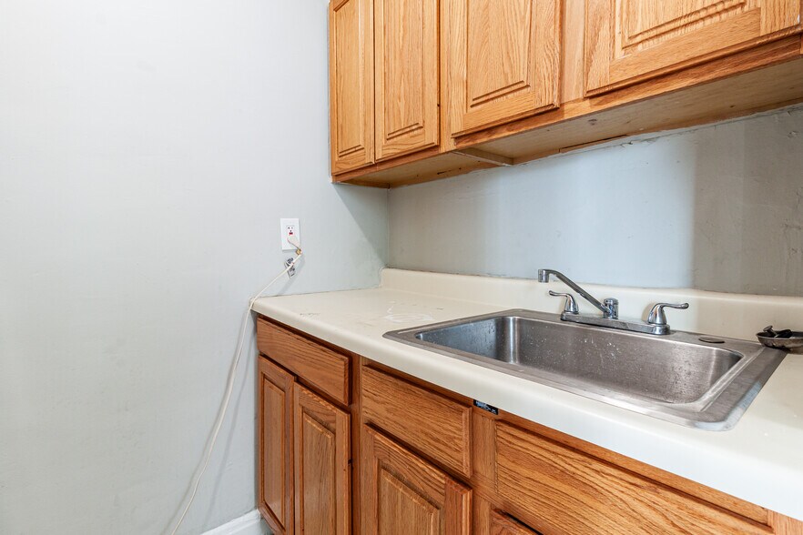 Building Photo - 435 W Roscoe St