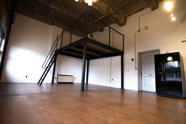 Lofted space perfect for 2nd bedroom or office - 215 W 7th St