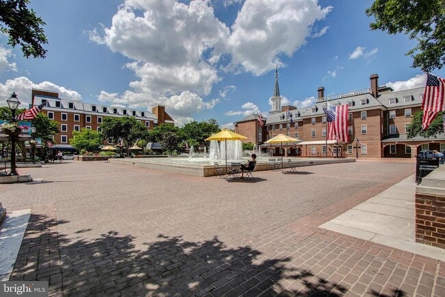 Building Photo - 906 S Washington St