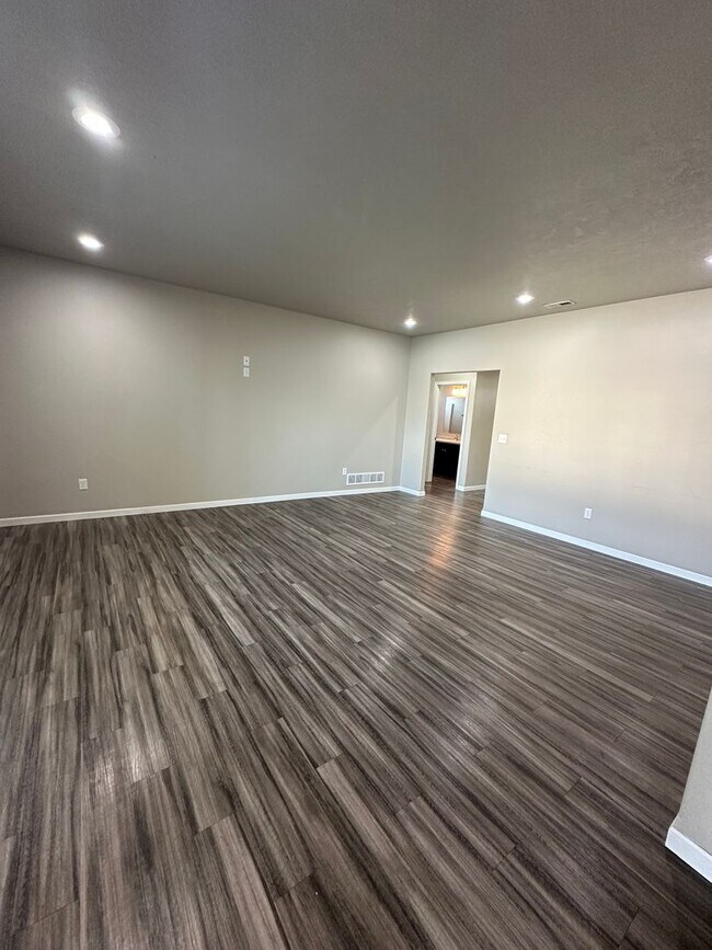 Building Photo - 3 Bedroom Townhouse!