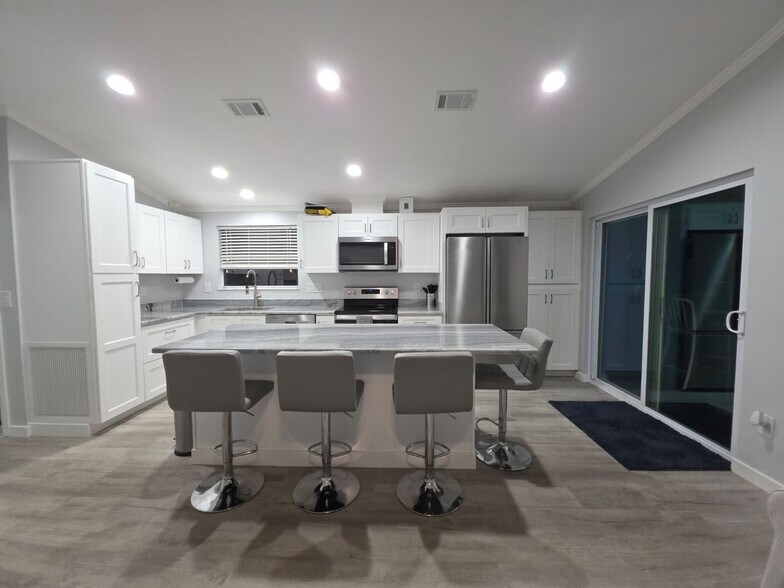 Building Photo - Newly Remodeled / Furnished 2 Bedroom / 2 Bathroom